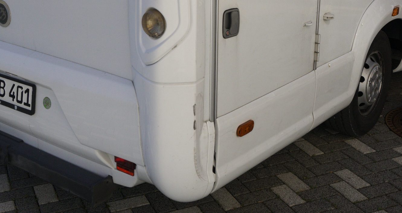 Wohnmobil-Unfallgutachten – Heckschaden rechts Unfallschaden an einem Wohnmobil mit Beschädigungen im hinteren rechten Eckbereich