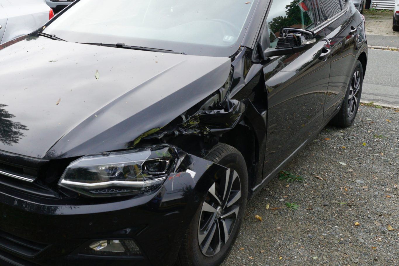 Unfallgutachten_VW_Polo_Weissenstadt VW Polo in Weißenstadt – erheblicher Unfallschaden nach Kollision mit Tragtor, begutachtet durch Kfz-Sachverständiger Santos.