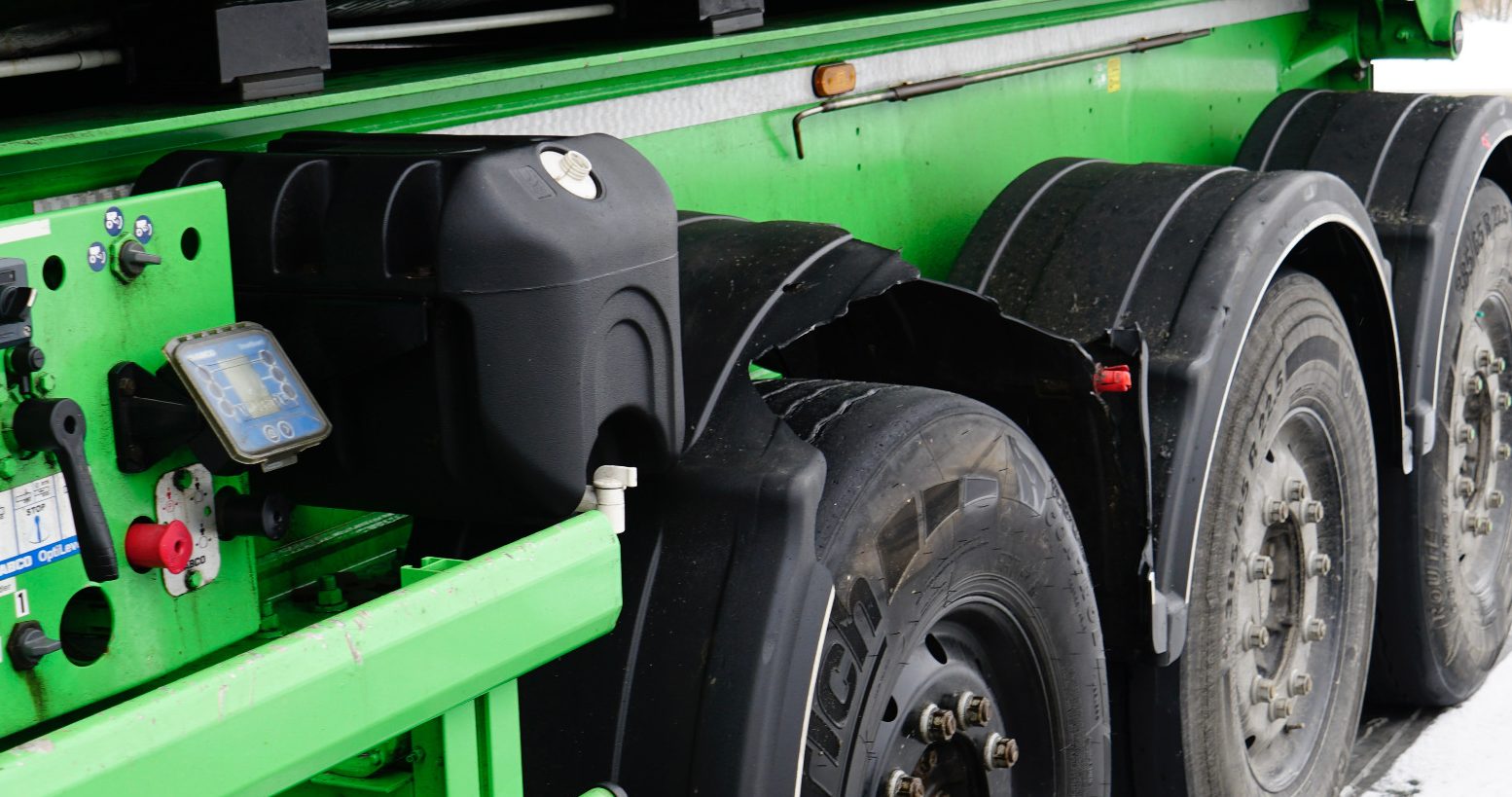 Lkw-Schadengutachten – Seitenschaden am Sattelauflieger Seitlicher Unfallschaden an einem dreiachsigen Sattelauflieger mit beschädigten Radlaufverkleidungen